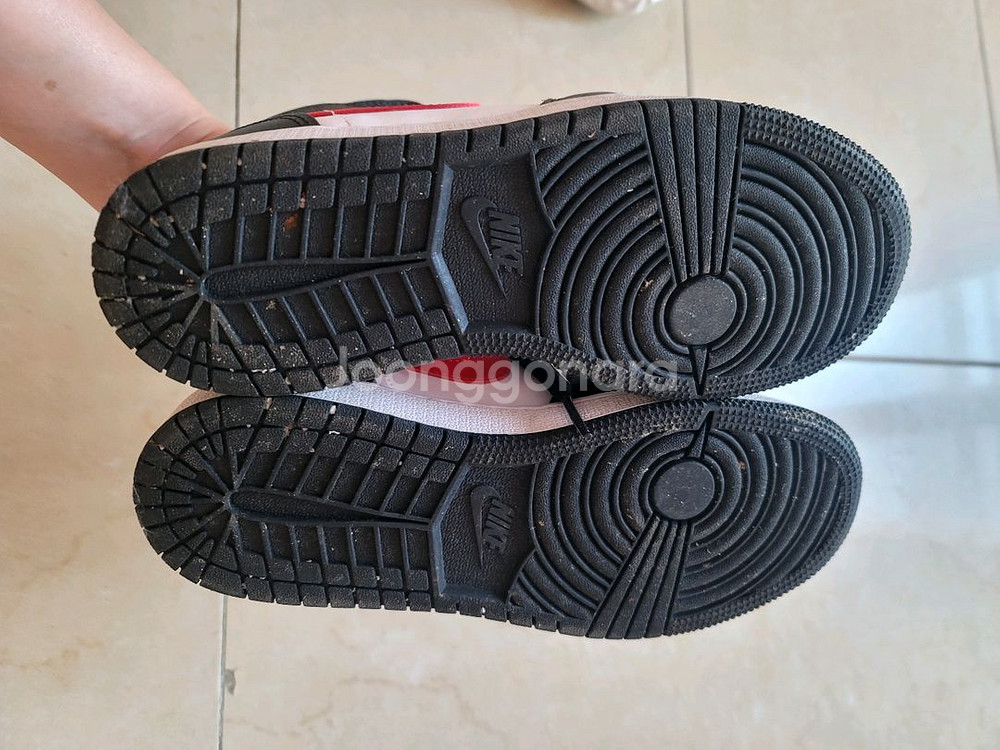 NIKE 에어 조던 1 미드 블랙 파이어 레드--2