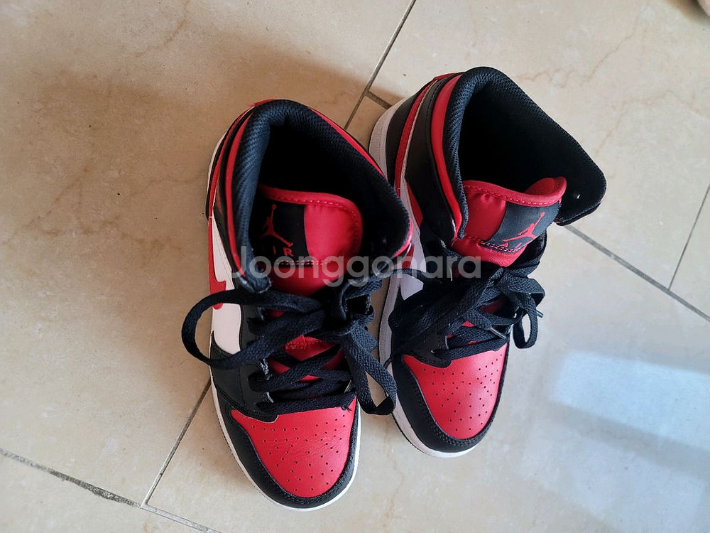 NIKE 에어 조던 1 미드 블랙 파이어 레드--1