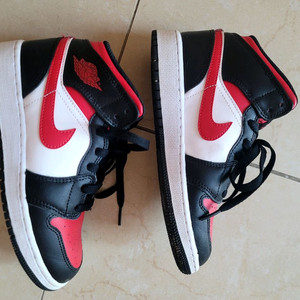 NIKE 에어 조던 1 미드 블랙 파이어 레드