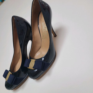 정품페레가모바라 펌프스힐 9cm 220사이즈