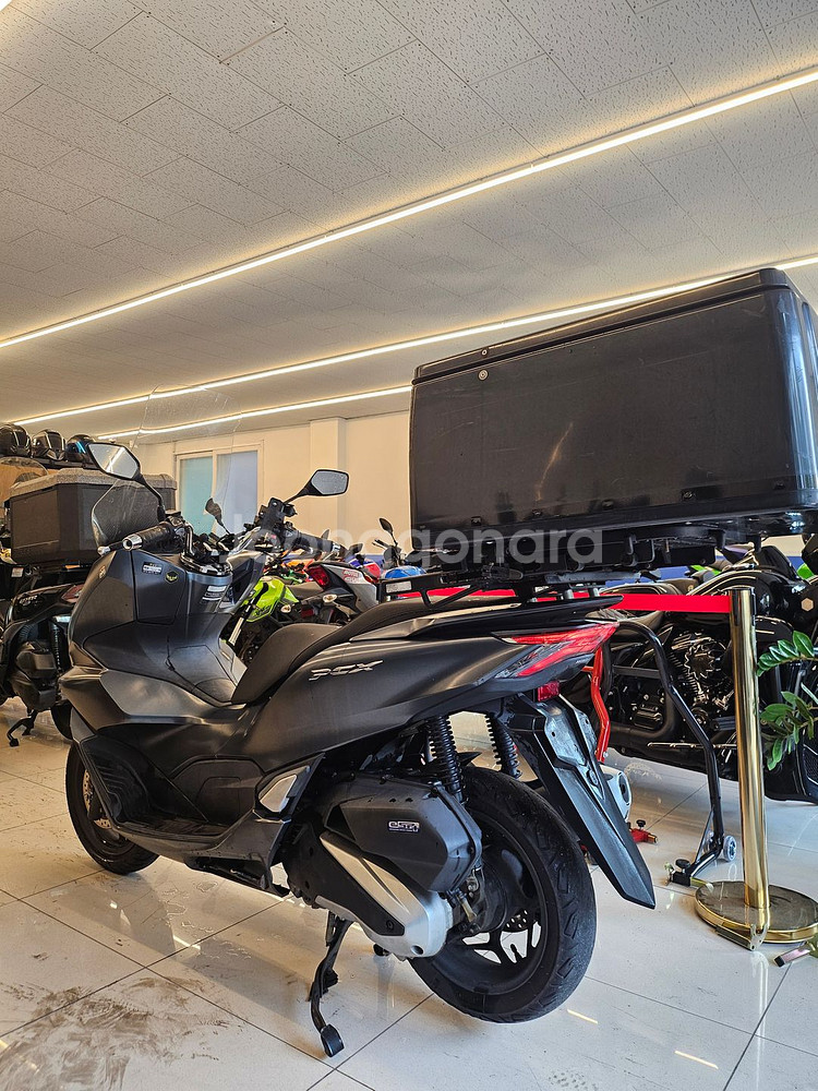 상태 최상 21년 1.9만km pcx125 판매합니다--3