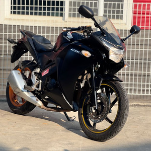 혼다cbr125r 14년식 3만km 흑마 깔끔한 차량 저렴히 판매합니다 이미지