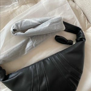 르메르 스탈 크루아상 스몰 블랙 새상품