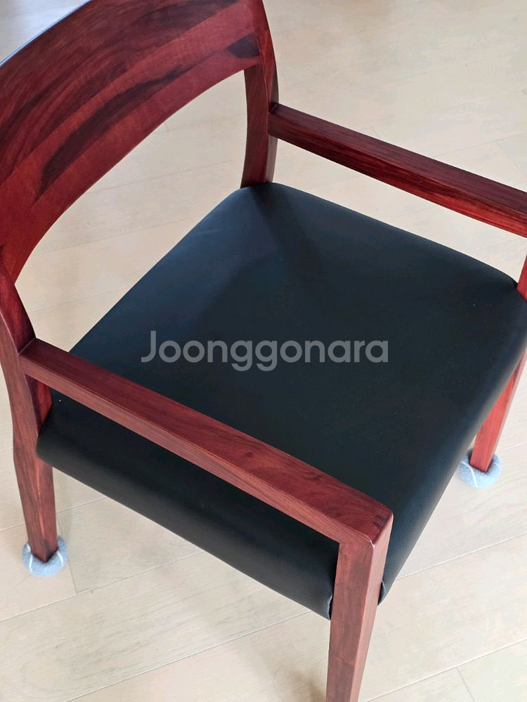 대양목재 원목의자. 2개 있어요.--0