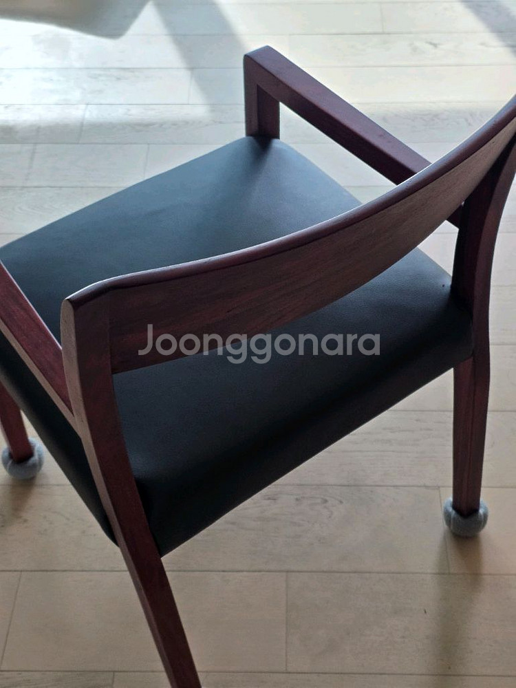 대양목재 원목의자. 2개 있어요.--2