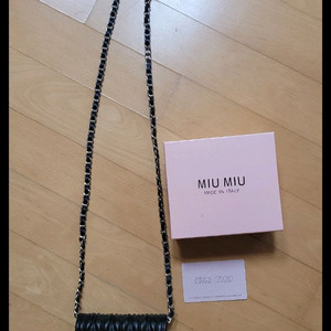 미우미우 벨벳 체인형 지갑