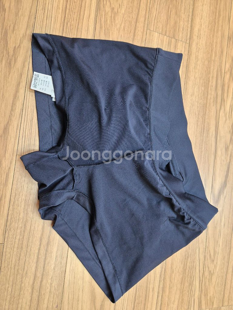 J.Lindeberg 네이비 여성 골프 스커트입니다. 주름이 잡혀있는 디자인이라 활동하기 편합니다. 필드에서 세련된--2