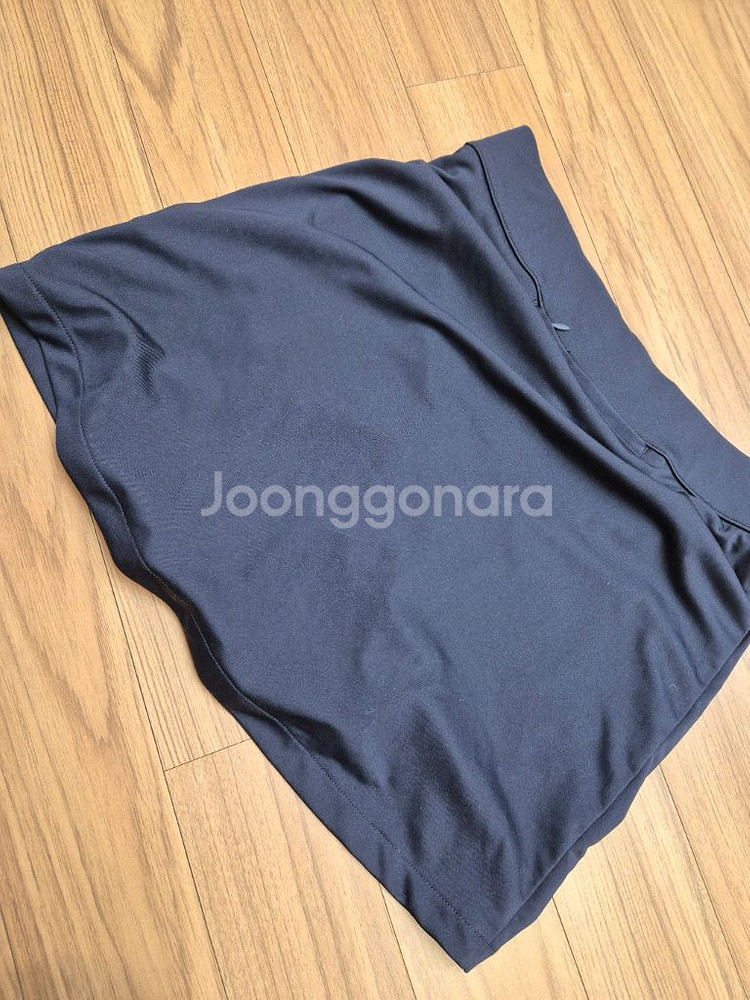 J.Lindeberg 네이비 여성 골프 스커트입니다. 주름이 잡혀있는 디자인이라 활동하기 편합니다. 필드에서 세련된--1