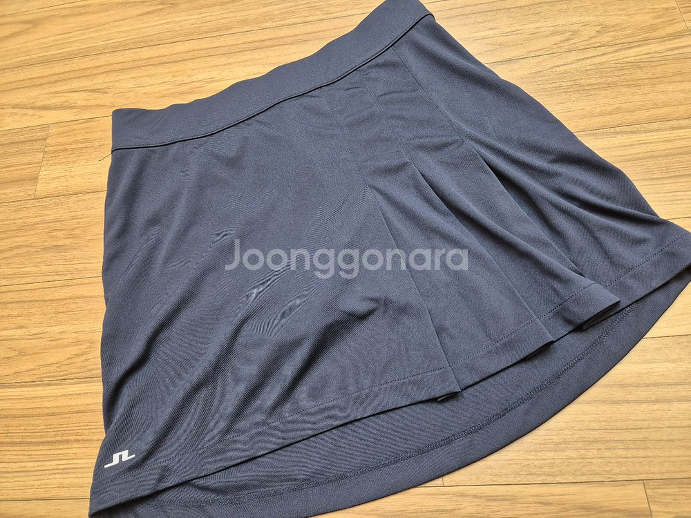 J.Lindeberg 네이비 여성 골프 스커트입니다. 주름이 잡혀있는 디자인이라 활동하기 편합니다. 필드에서 세련된--0