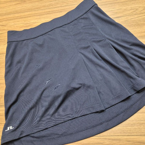 J.Lindeberg 네이비 여성 골프 스커트입니다. 주름이 잡혀있는 디자인이라 활동하기 편합니다. 필드에서 세련된
