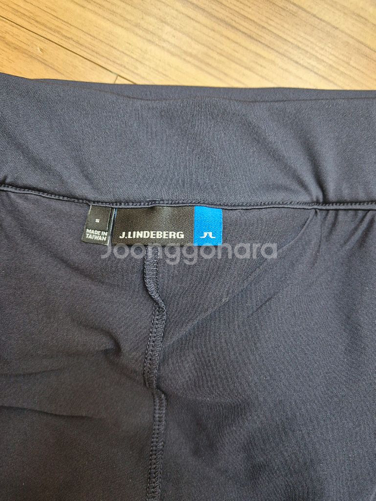 J.Lindeberg 네이비 여성 골프 스커트입니다. 주름이 잡혀있는 디자인이라 활동하기 편합니다. 필드에서 세련된--3