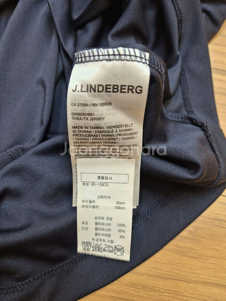 J.Lindeberg 네이비 여성 골프 스커트입니다. 주름이 잡혀있는 디자인이라 활동하기 편합니다. 필드에서 세련된--4