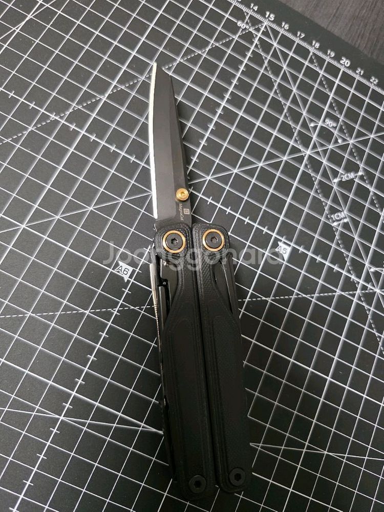 레더맨 웨이브 알파 멀티툴 팝니다.--2