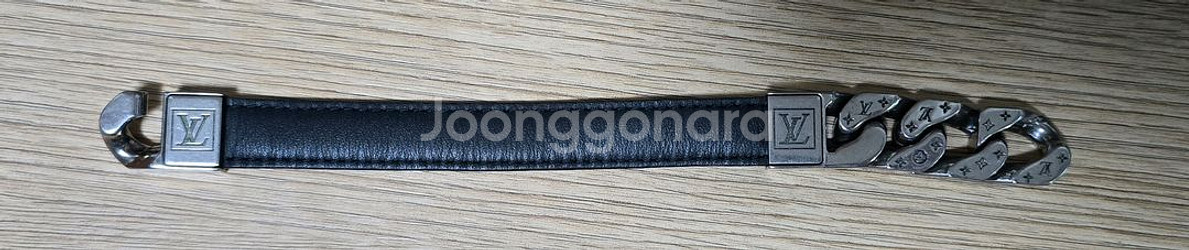 루이비통 가죽 팔찌--3