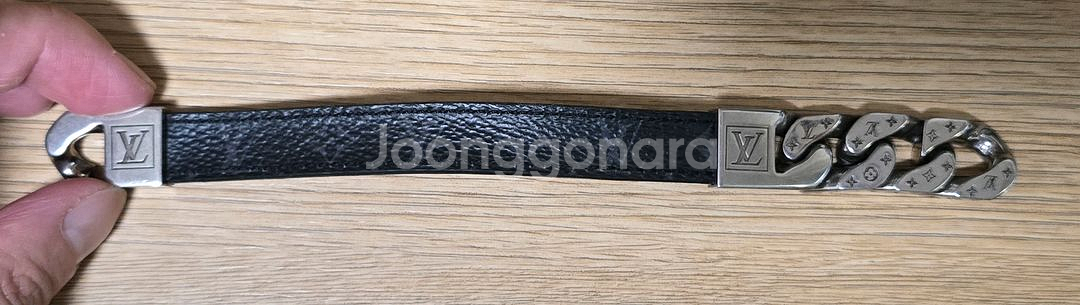 루이비통 가죽 팔찌--2