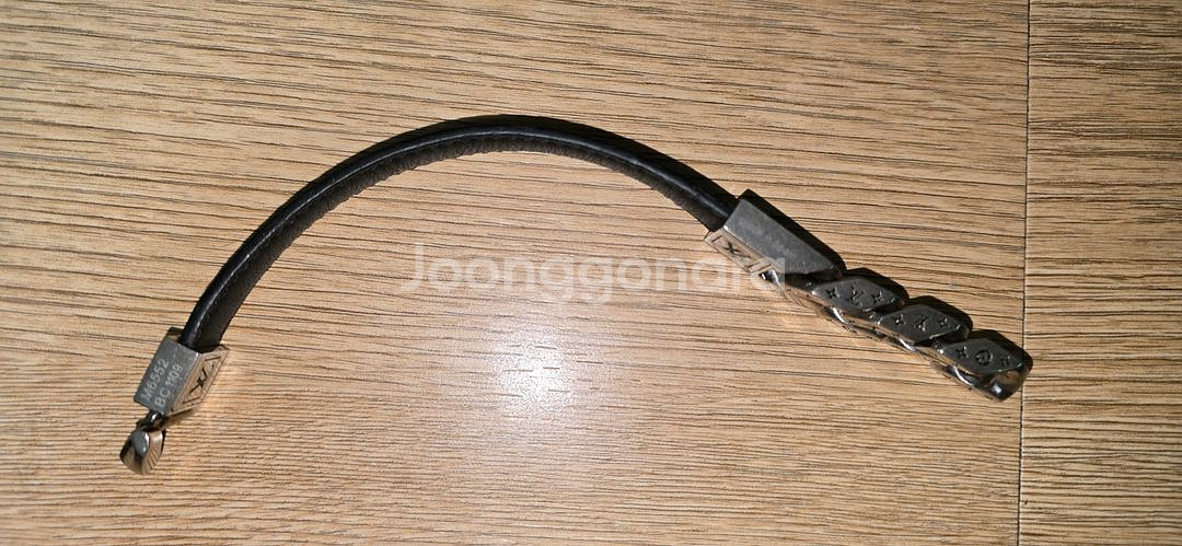 루이비통 가죽 팔찌--7