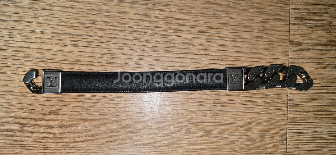 루이비통 가죽 팔찌--5