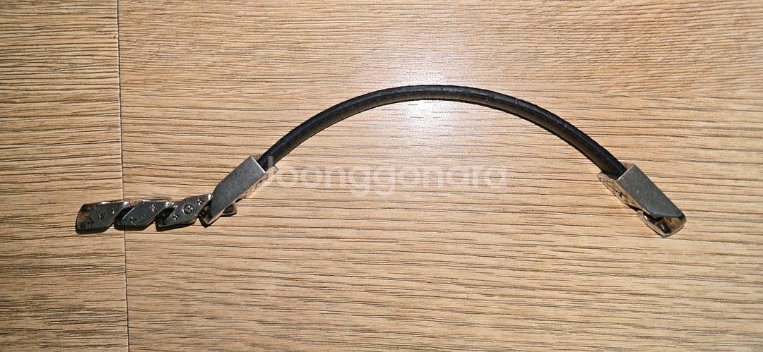 루이비통 가죽 팔찌--6