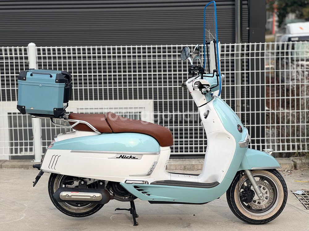 빅토리아 니키 25년식 700km 탑박스및 윈드등 신차급차량판매합니다--1