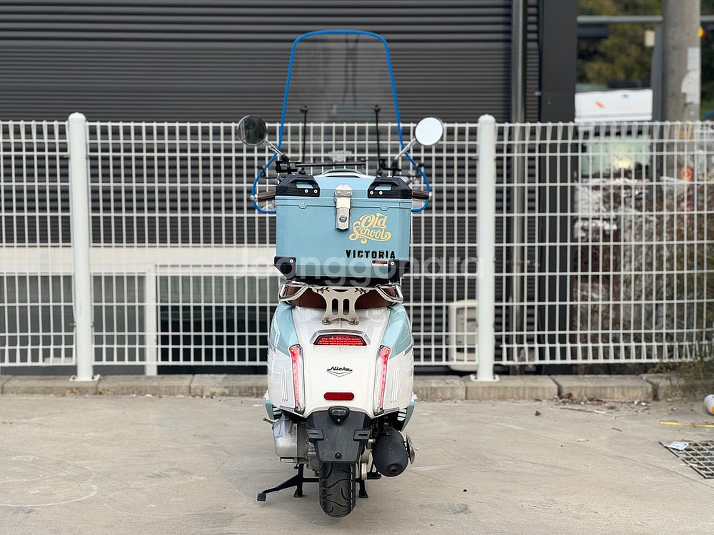 빅토리아 니키 25년식 700km 탑박스및 윈드등 신차급차량판매합니다--2