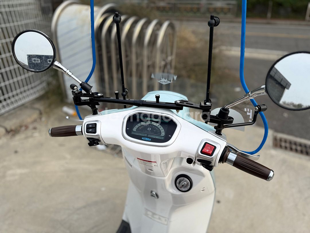 빅토리아 니키 25년식 700km 탑박스및 윈드등 신차급차량판매합니다--6