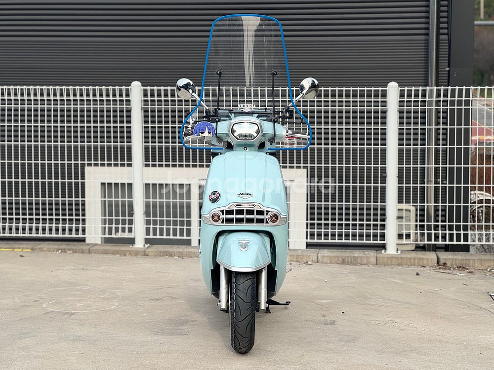 빅토리아 니키 25년식 700km 탑박스및 윈드등 신차급차량판매합니다--5