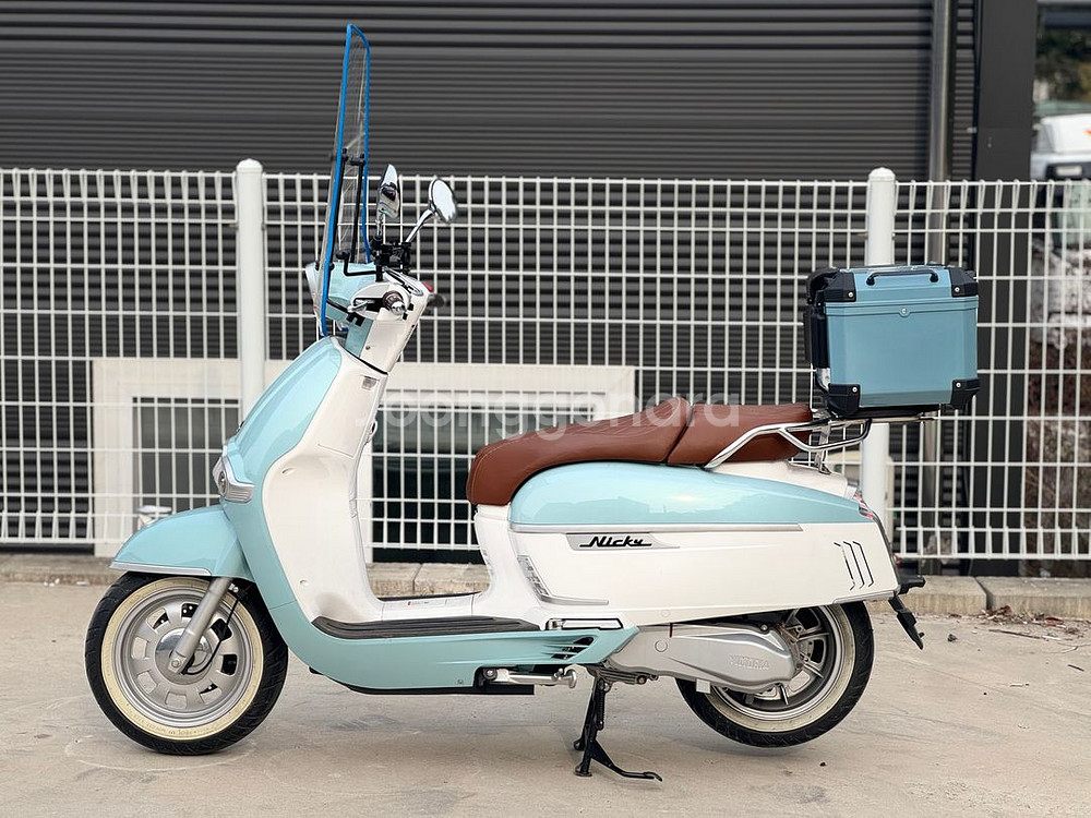 빅토리아 니키 25년식 700km 탑박스및 윈드등 신차급차량판매합니다--3