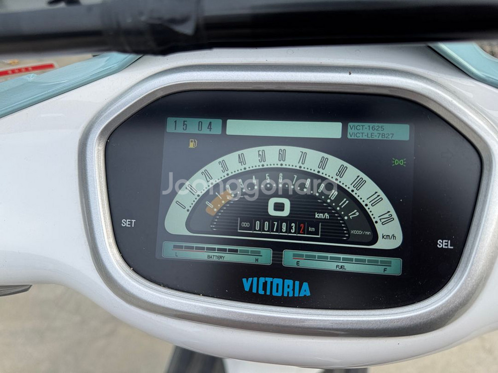 빅토리아 니키 25년식 700km 탑박스및 윈드등 신차급차량판매합니다--7