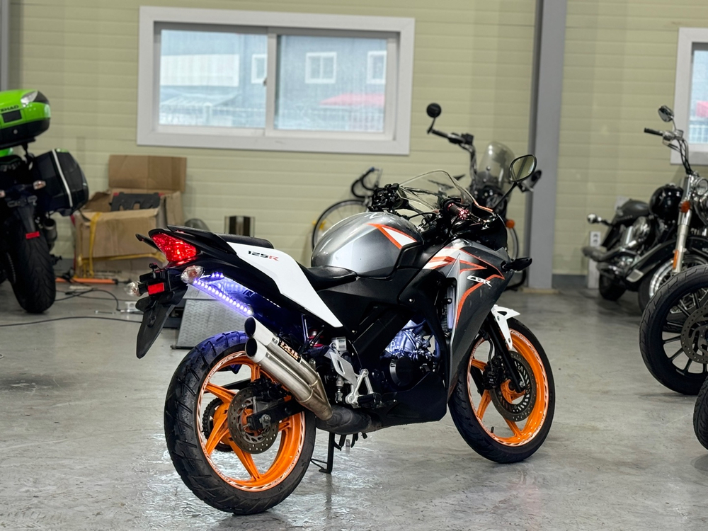 혼다cbr125r 11년식 1만 익실구변 저렴히 판매합니다 이미지