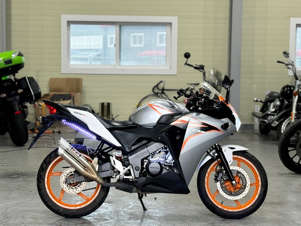 혼다cbr125r 11년식 1만 익실구변 저렴히 판매합니다 이미지