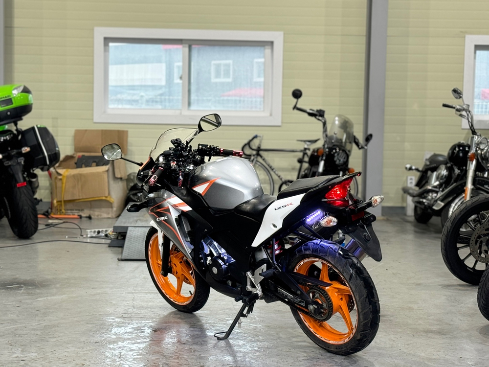 혼다cbr125r 11년식 1만 익실구변 저렴히 판매합니다 이미지
