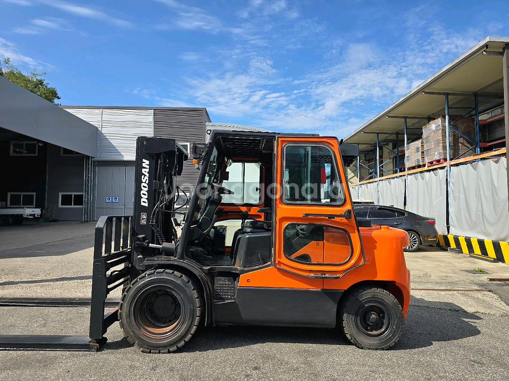 중고지게차 매매 특A급 두산 4.5톤 3단 자동발 에어컨 풀옵션 디젤지게차 2900만원--1