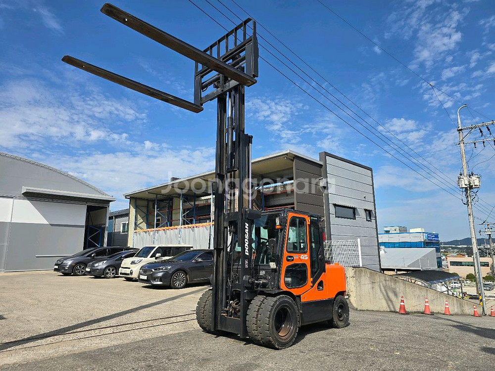 중고지게차 매매 특A급 두산 4.5톤 3단 자동발 에어컨 풀옵션 디젤지게차 2900만원--5