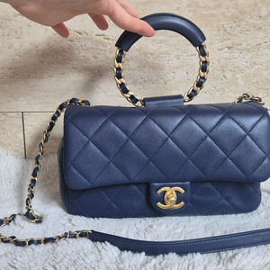 샤넬 탑핸들 네이비 금장 뉴미니 크로스백