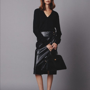 (한번착용)엘보른 티아나 브이넥 니트 블랙 34사이즈