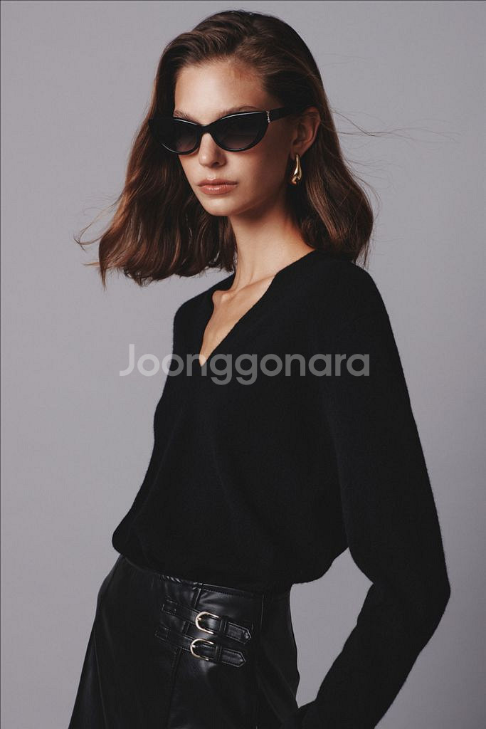 (한번착용)엘보른 티아나 브이넥 니트 블랙 34사이즈--1