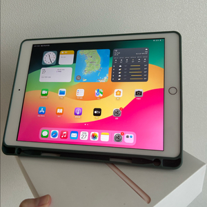 아이패드8세대 32G 골드+거치대도포함