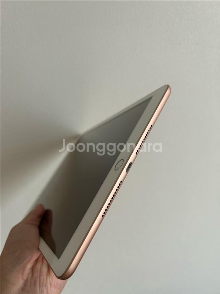 아이패드8세대 32G 골드+거치대도포함--1