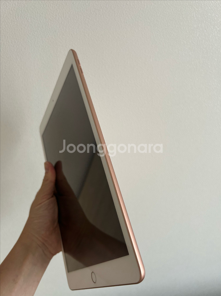 아이패드8세대 32G 골드+거치대도포함--2