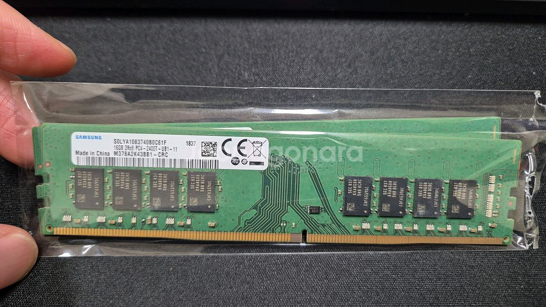 데스크탑 메모리 DDR4 16GB 2개 세트 미사용--0
