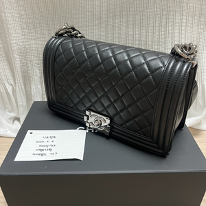 샤넬 보이백 램스킨 샤이닝 은장 미듐