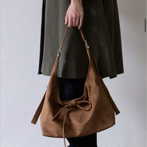 택달린새상품)앤디오디 플로백 스웨이드 카멜