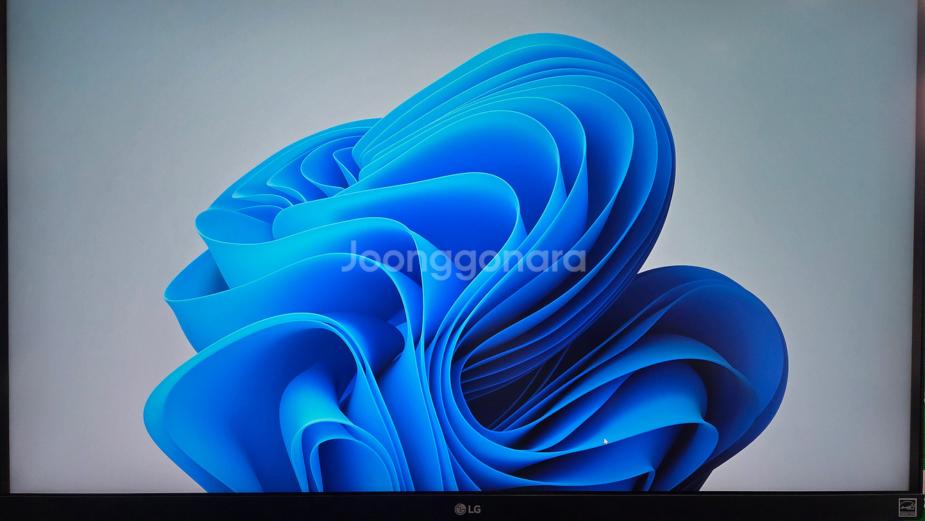 LG 4K 모니터 27UP850N 팝니다.--0