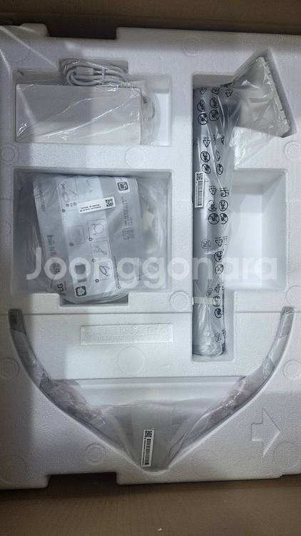 LG 4K 모니터 27UP850N 팝니다.--2