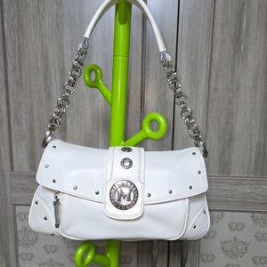 메트로시티 화이트 숄더백 (2회착용후보관)