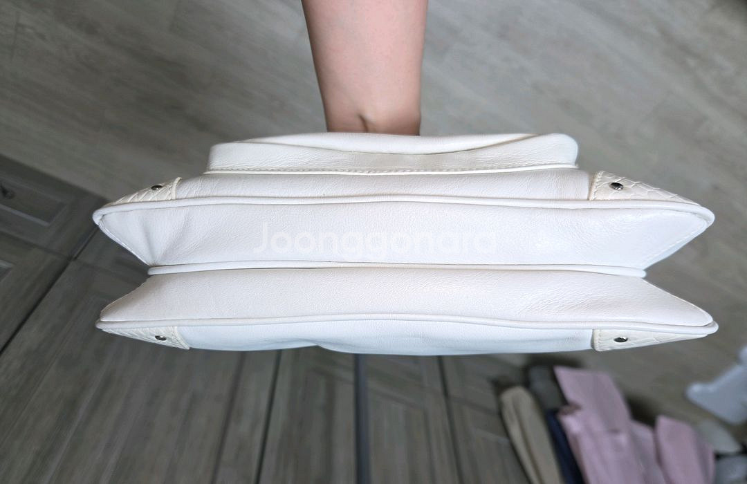 메트로시티 화이트 숄더백 (2회착용후보관)--3