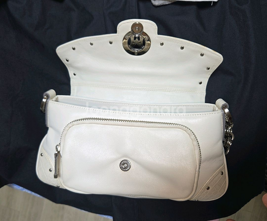 메트로시티 화이트 숄더백 (2회착용후보관)--5