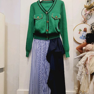 그린 체인 브이넥니트. 지고트 언발스커트