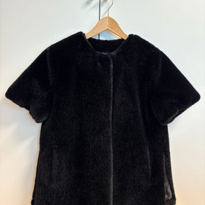 아뜨와 페이크퍼 반팔 자켓 (블랙)