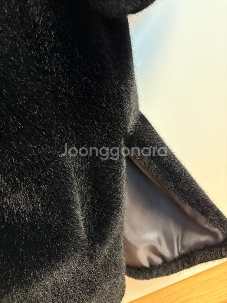 아뜨와 페이크퍼 반팔 자켓 (블랙)--3